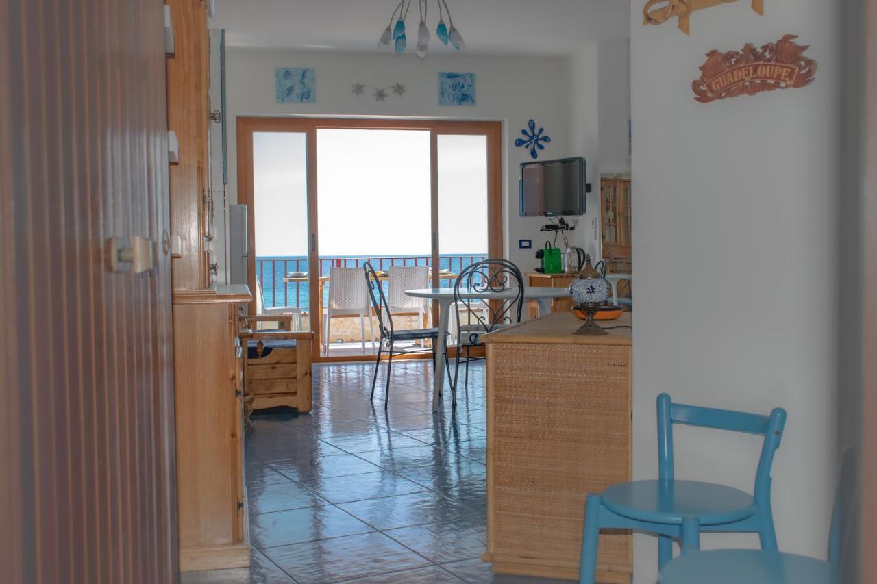 Beach House Acquamarina Letojanni Eksteriør billede