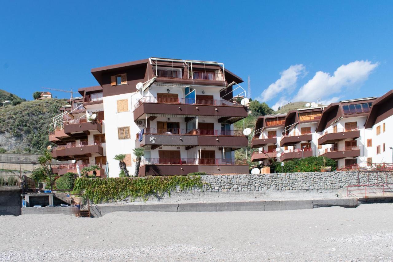 Beach House Acquamarina Letojanni Eksteriør billede